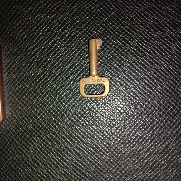 Louis Vuitton green Taiga briefcase with key - Picture 8 of 8